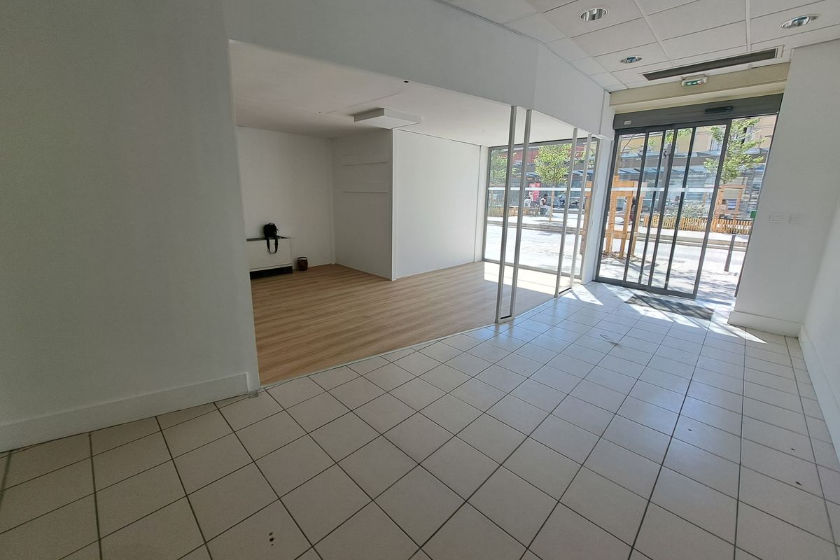 Local commercial ou professionnel de 213 m² - VILLEURBANNE — photo 5