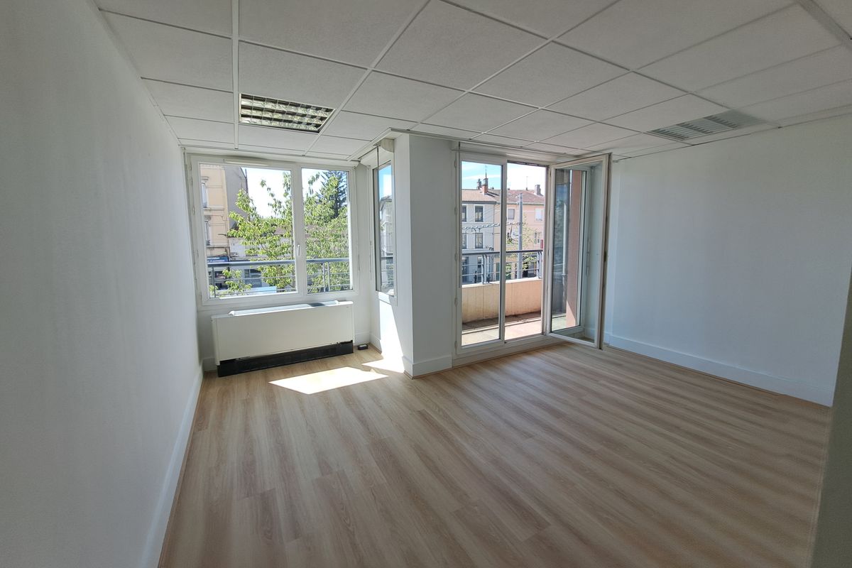Local commercial ou professionnel de 213 m² - VILLEURBANNE — photo 3