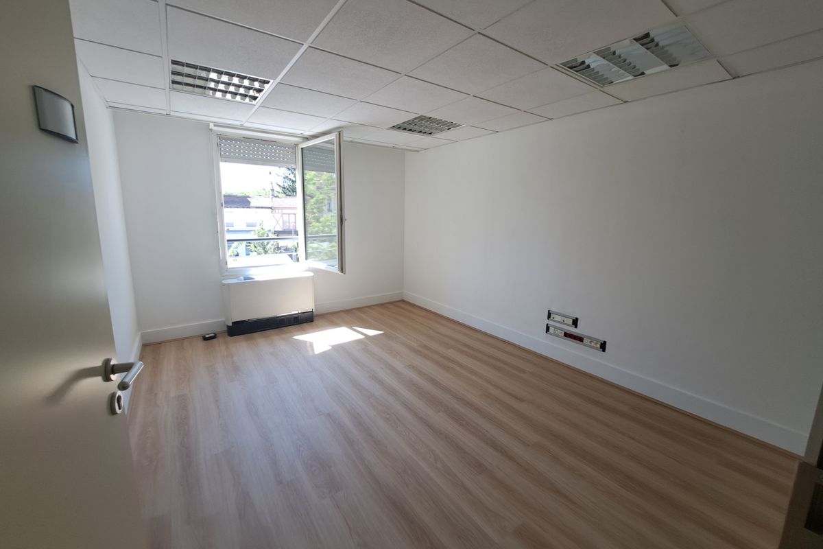 Local commercial ou professionnel de 213 m² - VILLEURBANNE — photo 4