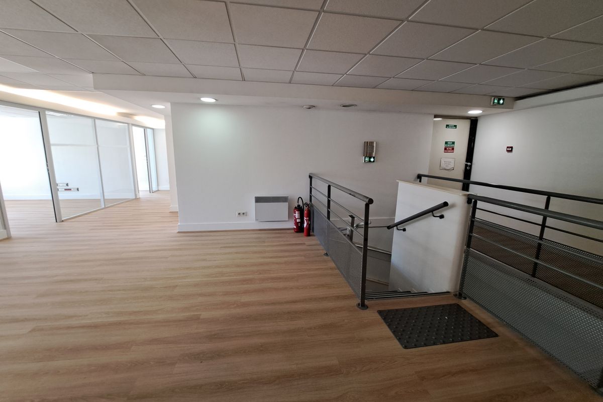 Local commercial ou professionnel de 213 m² - VILLEURBANNE — photo 7