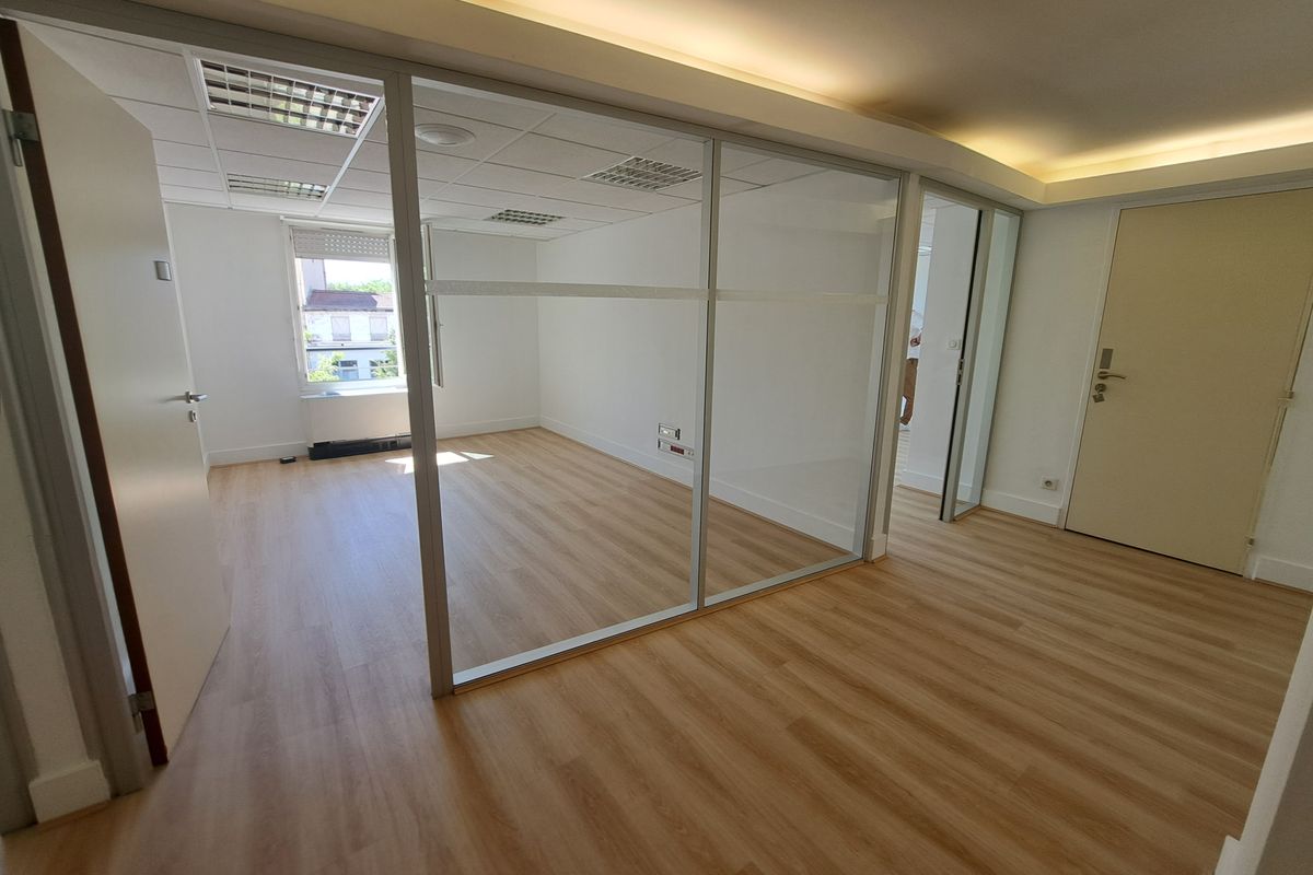 Local commercial ou professionnel de 213 m² - VILLEURBANNE — photo 1