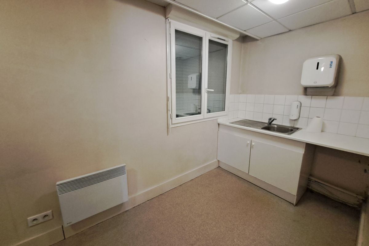 Local commercial ou professionnel de 213 m² - VILLEURBANNE — photo 6