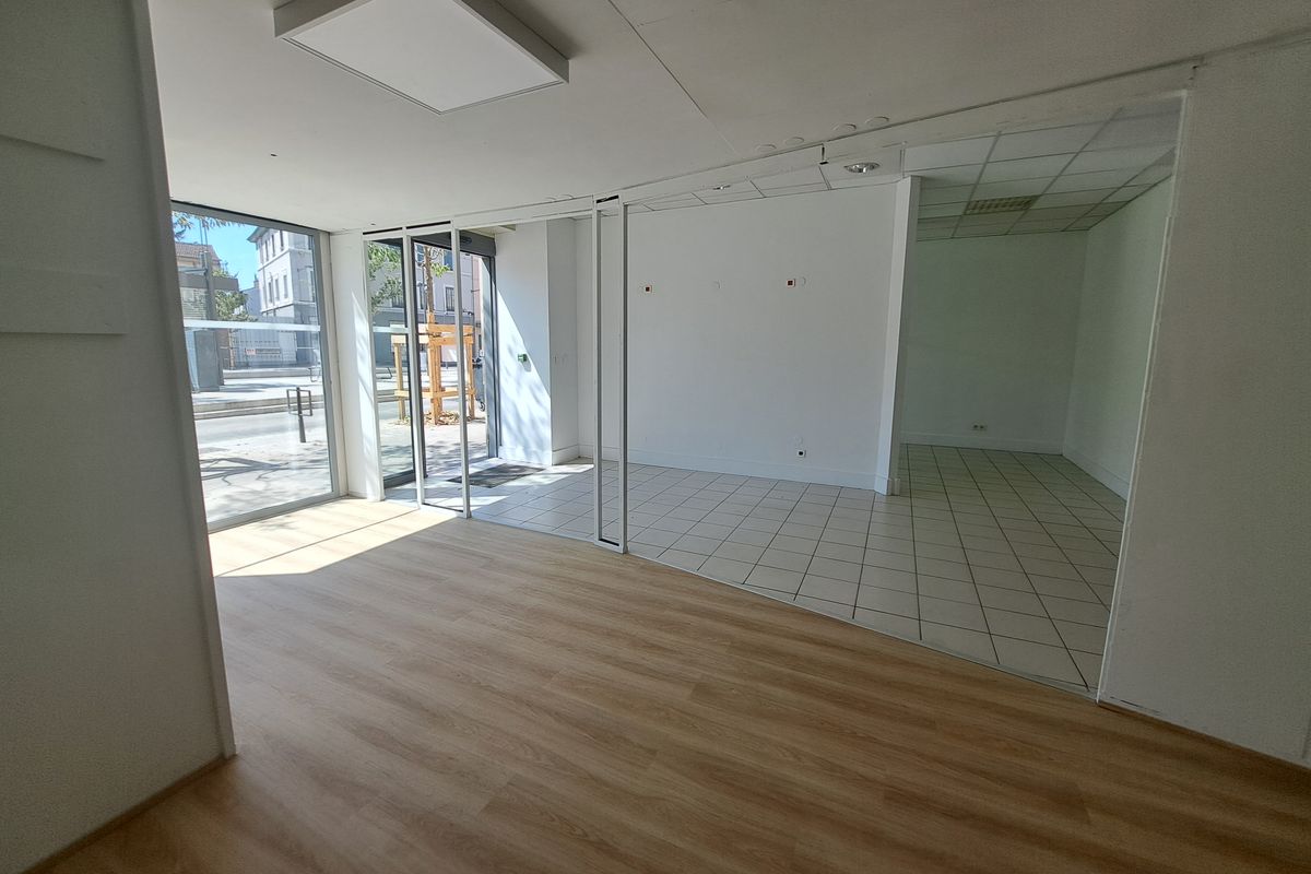 Local commercial ou professionnel de 213 m² - VILLEURBANNE — photo 2